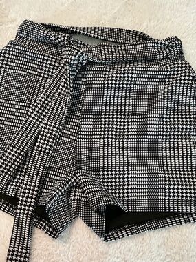 High-Waist Black & White Houndstooth Tie-Belt Shorts